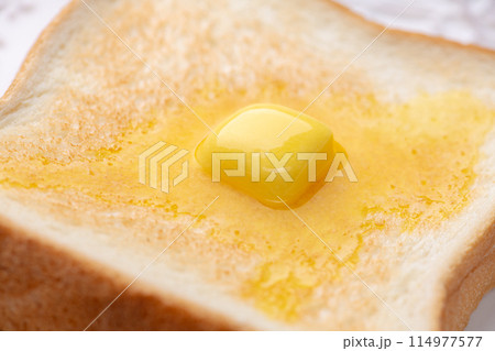 焼きたてのトーストの上に溶けたバター 焼きたてのトーストの上に溶けたバター 114977577