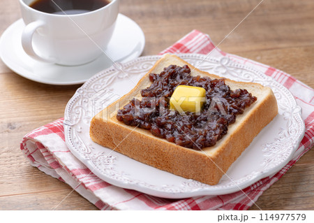 朝食のテーブルの上にあんバタートースト 朝食のテーブルの上にあんバタートースト 114977579