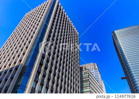 東京　中央区　八重洲一丁目交差点付近の都市風景 114977616