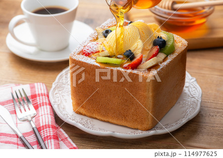 アイスクリームとフルーツのハニートーストに蜂蜜をかける 114977625