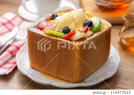 蜂蜜をたっぷりかけたバニラアイスとフルーツのハニートースト 蜂蜜をたっぷりかけたバニラアイスとフルーツのハニートースト 114977633