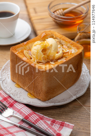 たっぷりと蜂蜜のかかったハニートースト たっぷりと蜂蜜のかかったハニートースト 114977646