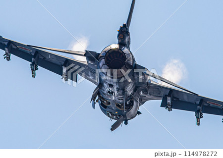 大空を飛ぶ戦闘機 114978272