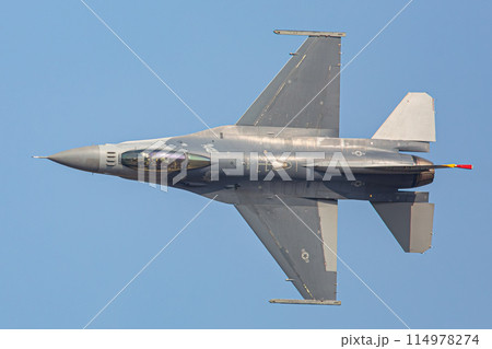 大空を飛ぶ戦闘機 大空を飛ぶ戦闘機 114978274