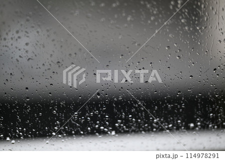 Water drops on fogged glass with a gray brightness gradient 114978291
