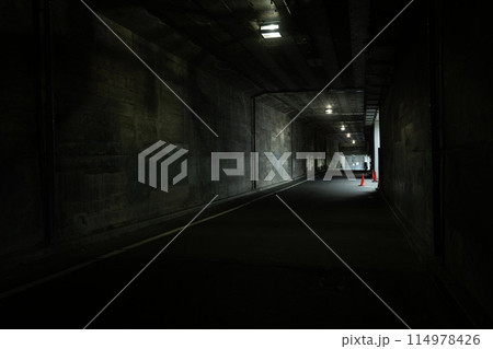 暗いトンネル、高架下のトンネル、都会の地下道、暗いトンネル 暗いトンネル、高架下のトンネル、都会の地下道、暗いトンネル 114978426