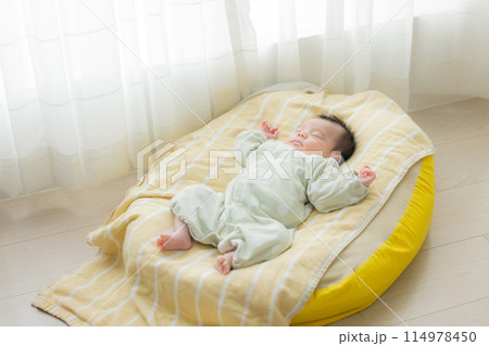 眠る赤ちゃん　 114978450