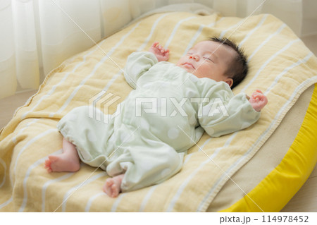 眠る赤ちゃん　 114978452