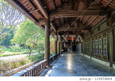 ベトナムハノイ　ニンビンにある東洋一の敷地面積を誇る世界遺産のバイディン寺の回廊 114978604