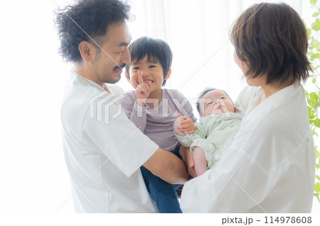 4人家族 赤ちゃん 4人家族 赤ちゃん 114978608