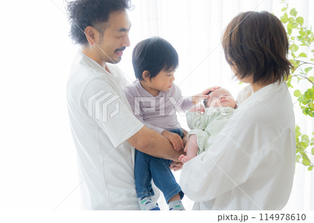 4人家族　赤ちゃん　 114978610