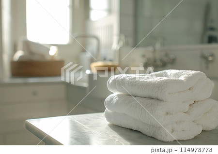 極上のリラクゼーション！美しく折りたたまれたタオル、バスハウスのインテリアがぼやけた背景。 114978778