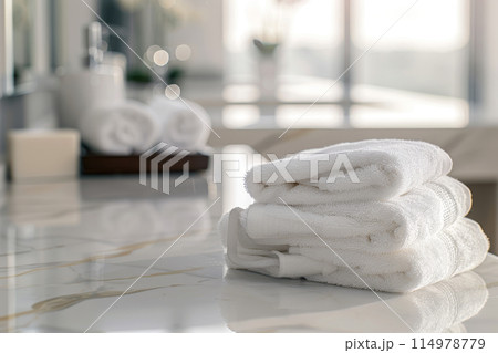 極上のリラクゼーション！美しく折りたたまれたタオル、バスハウスのインテリアがぼやけた背景。 114978779