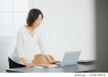 テレワークをするミドル女性 テレワークをするミドル女性 114978928