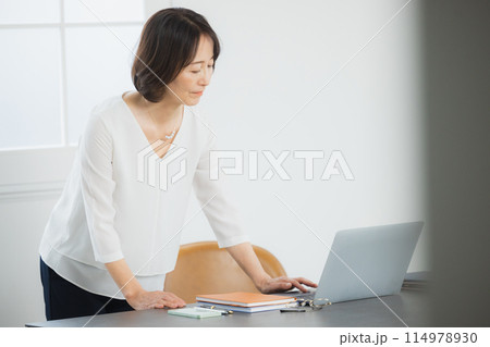 テレワークをするミドル女性 テレワークをするミドル女性 114978930