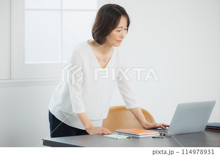 テレワークをするミドル女性　 　 114978931