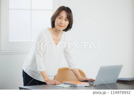 テレワークをするミドル女性 テレワークをするミドル女性 114978932