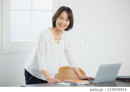 テレワークをするミドル女性　 　 114978933