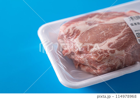 トレイに入った生の豚肉 114978968