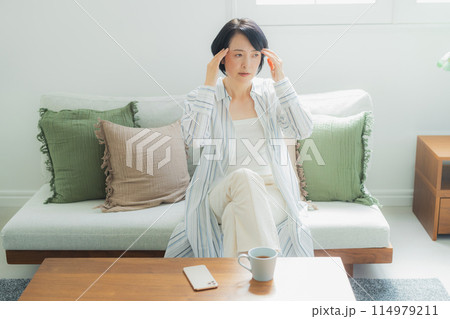体調不良のミドル女性 体調不良のミドル女性 114979211