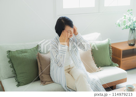 体調不良のミドル女性　 114979213