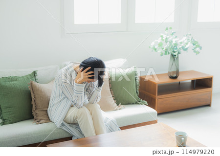 体調不良のミドル女性　 114979220