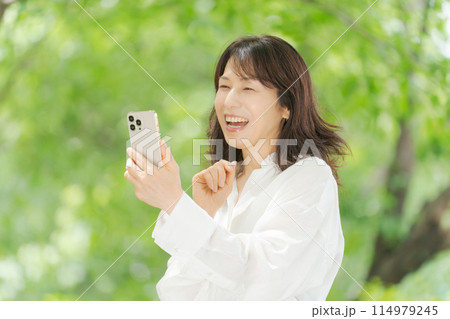 スマホを見るミドル女性 114979245