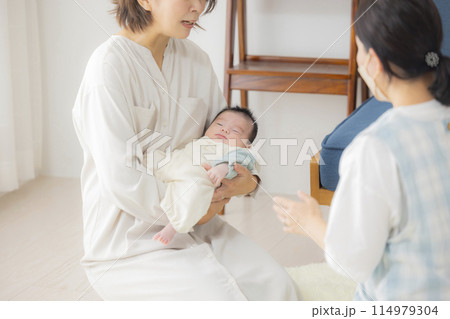 赤ちゃんと保健師の家庭訪問 114979304