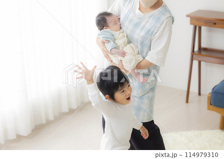 赤ちゃんと保健師の家庭訪問 114979310