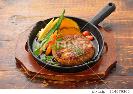 鉄板焼きハンバーグ01 鉄板焼きハンバーグ01 114979366