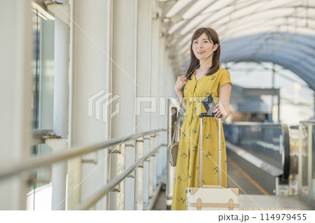 駅 空港 通路 女性 駅 空港 通路 女性 114979455