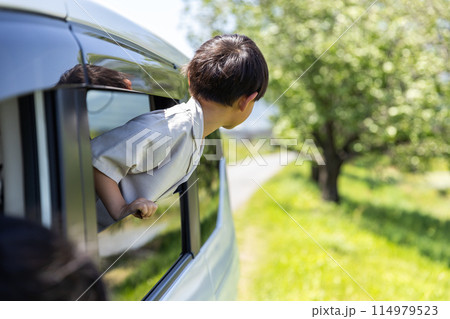 車の窓から顔を出す子ども 車の窓から顔を出す子ども 114979523