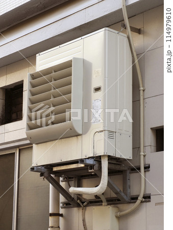 ルーバーの付いたエアコンの室外機 114979610