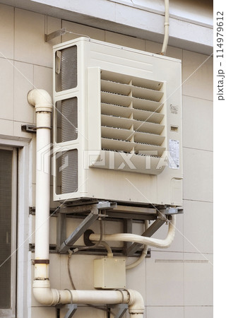 ルーバーの付いたエアコンの室外機 114979612