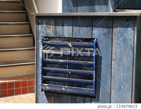 ルーバーの付いたエアコンの室外機 ルーバーの付いたエアコンの室外機 114979615