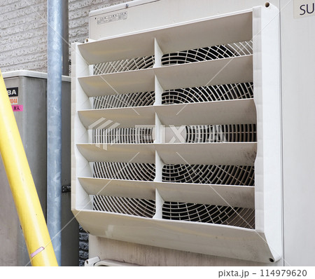 ルーバーの付いたエアコンの室外機 ルーバーの付いたエアコンの室外機 114979620