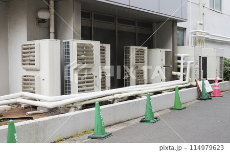 ルーバーの付いたエアコンの室外機 114979623