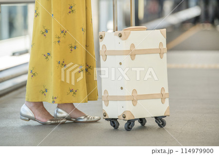 旅行　スーツケース　足　女性 114979900