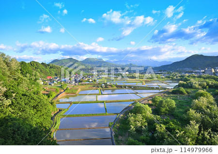 残雪の谷川連峰　谷川岳　月夜野大橋から田園風景　　　 114979966