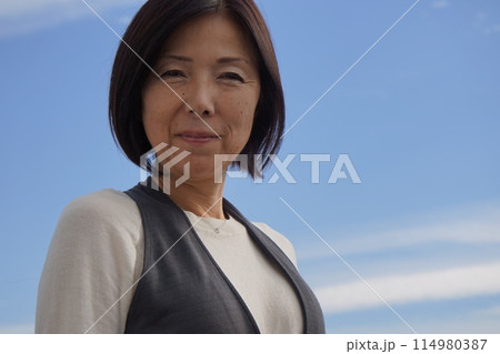 空を見上げる長身女性 114980387