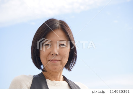 空を見上げる長身女性 114980391