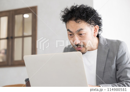 仕事のチャットやメールで信じられない回答が来た男性　 114980581