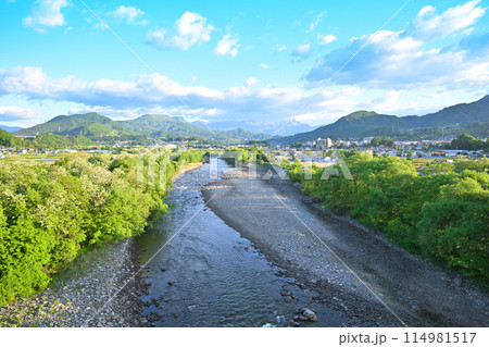 利根川と谷川連峰　谷川岳　大峰山　月夜野大橋からの園風景　　　 114981517