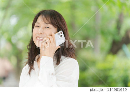 屋外で通話する女性 屋外で通話する女性 114981659