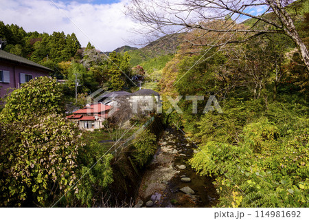 晩秋の農村風景 114981692