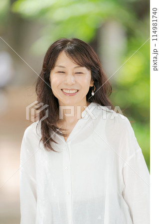 公園で微笑むミドル女性のポートレート 114981740