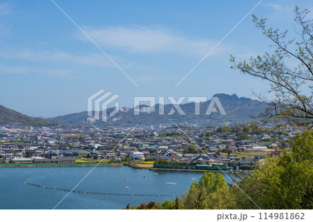 五剣山と久米池（ため池）の風景　、久米山からの展望　（香川県高松市） 114981862
