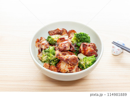 チキンとブロッコリーの塩ダレ炒め 114981889