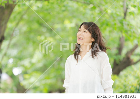公園で微笑むミドル女性 114981933
