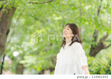 公園で微笑むミドル女性 114981935